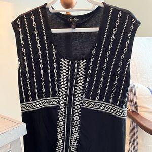 Lace and embroidered sleeveless shirt